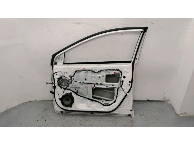 PUERTA DELANTERA DERECHA TOYOTA AURIS BLANCA 2016