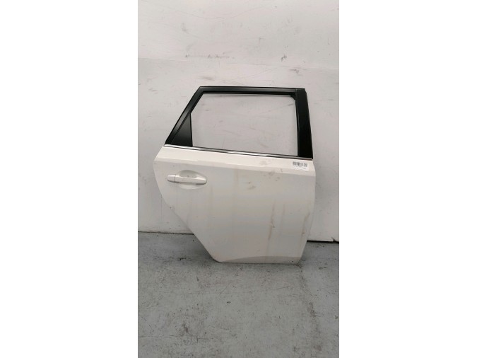 PUERTA TRASERA DERECHA TOYOTA AURIS BLANCA 2016