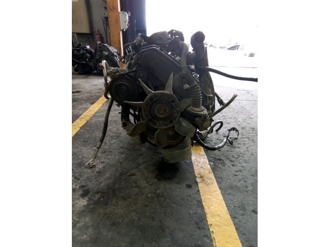 MOTOR CON ACCESORIOS Y CAJA DE CAMBIOS TOYOTA LAND CRUISER 1999