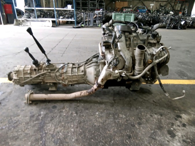 MOTOR CON ACCESORIOS Y CAJA DE CAMBIOS TOYOTA LAND CRUISER 1999