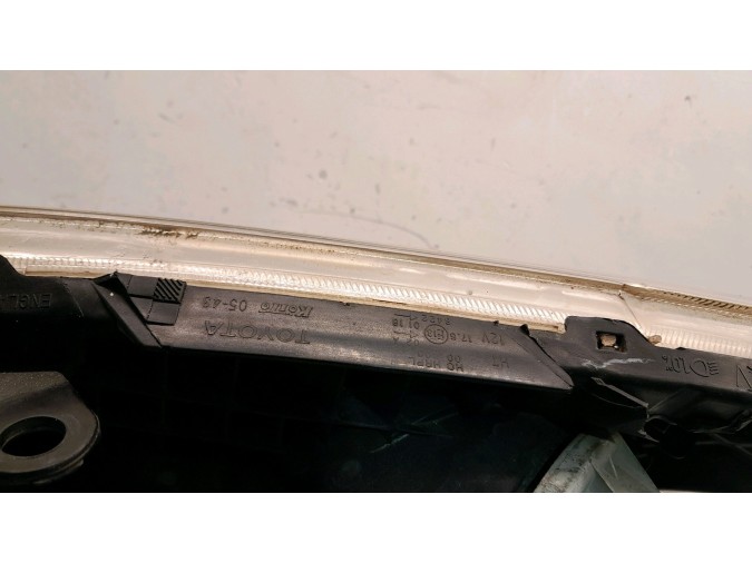 FARO DELANTERO DERECHO TOYOTA AVENSIS 2003