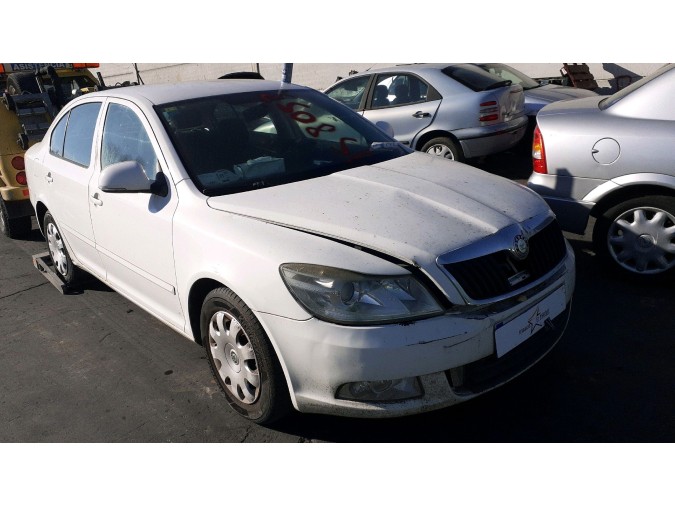 TRAPECIO INFERIOR DELANTERO DERECHO SKODA OCTAVIA 2010