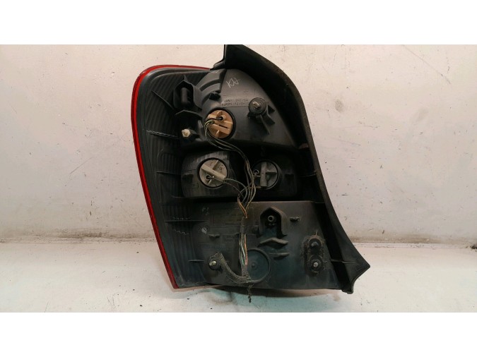 PILOTO TRASERO DERECHO MAZDA 323 2000