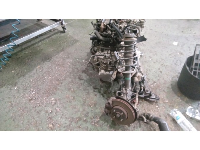 MOTOR CON ACCESORIOS Y CAJA DE CAMBIOS TOYOTA YARIS