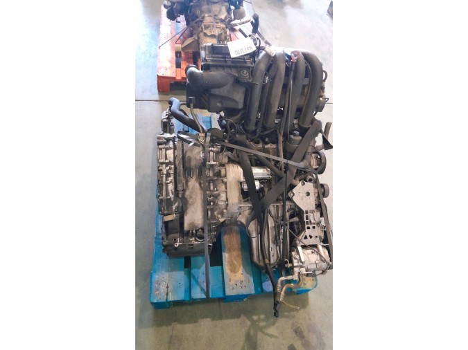 MOTOR CON ACCESORIOS Y CAJA DE CAMBIOS MERCEDES A 200