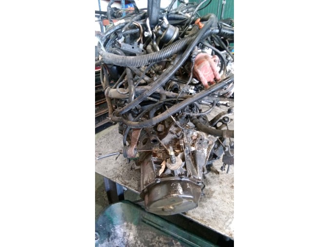 MOTOR CON ACCESORIOS Y CAJA DE CAMBIOS PEUGEOT 405 1989