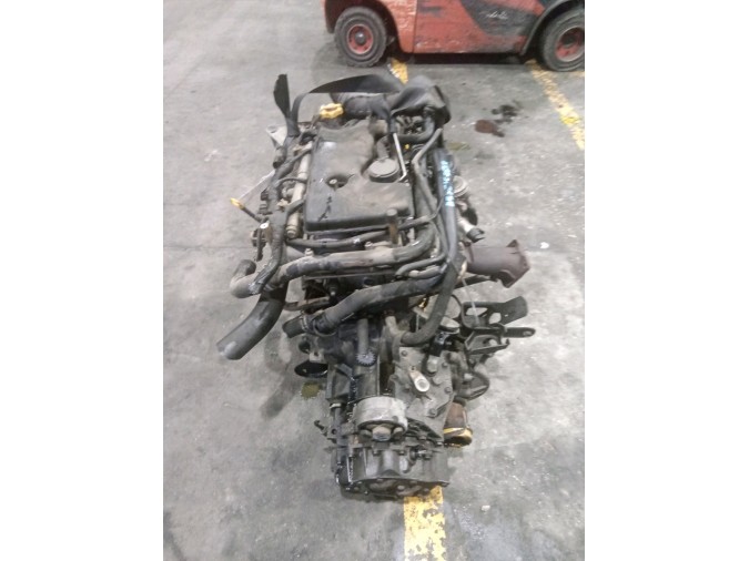 MOTOR CON ACCESORIOS Y CAJA DE CAMBIOS CHRYSLER VOYAGER I