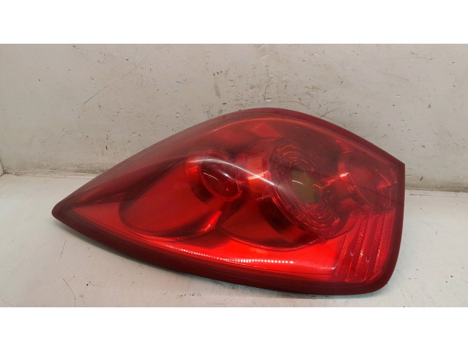 PILOTO TRASERO IZQUIERDO NISSAN PRIMERA 2003