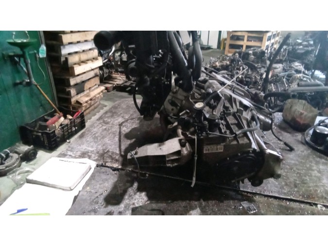 MOTOR CON ACCESORIOS Y CAJA DE CAMBIOS MERCEDES A 140 2001