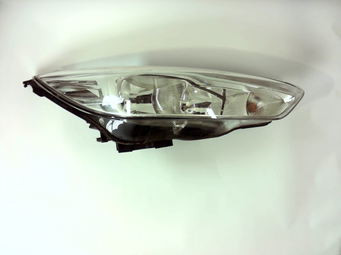 FARO DELANTERO DERECHO FORD FOCUS 2015