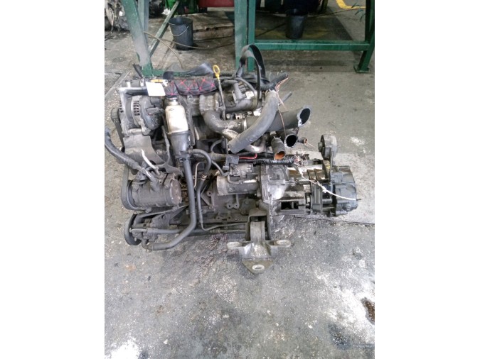 MOTOR CON ACCESORIOS Y CAJA DE CAMBIOS CHRYSLER VOYAGER I 2003