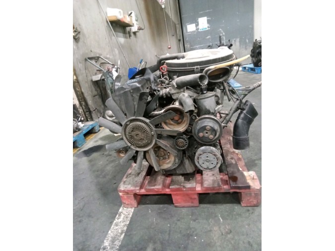 MOTOR CON ACCESORIOS SIN CAJA DE CAMBIOS MERCEDES 260 1987