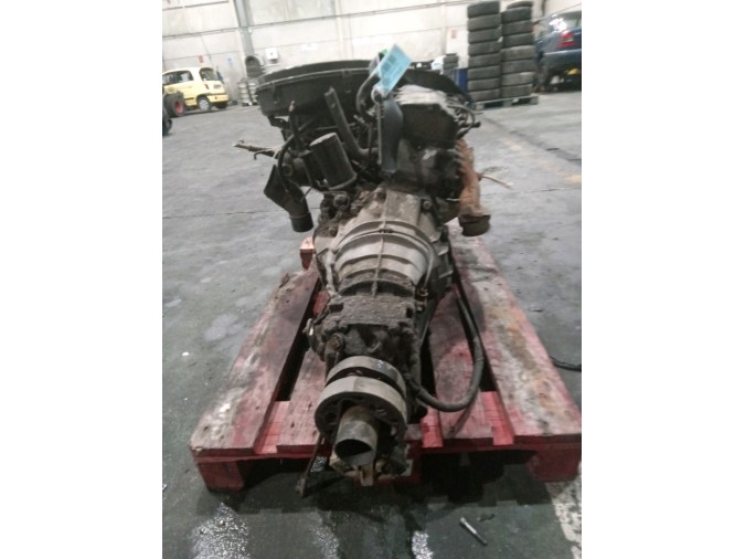 MOTOR CON ACCESORIOS SIN CAJA DE CAMBIOS MERCEDES 260 1987