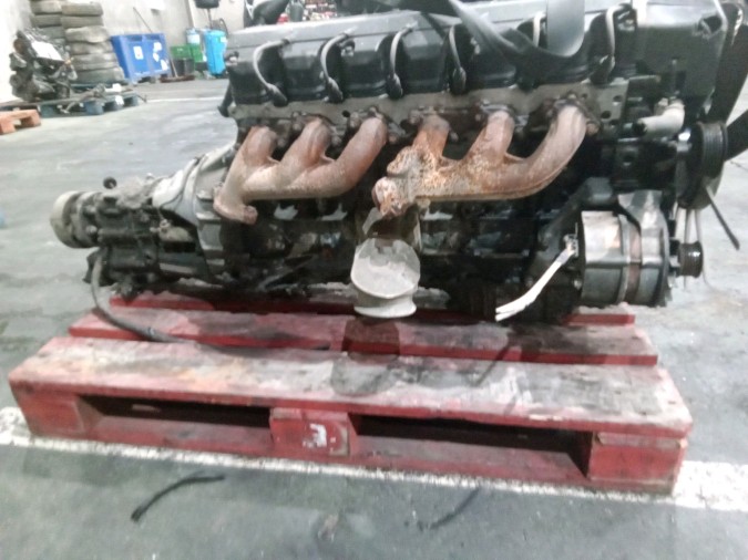 MOTOR CON ACCESORIOS SIN CAJA DE CAMBIOS MERCEDES 260 1987