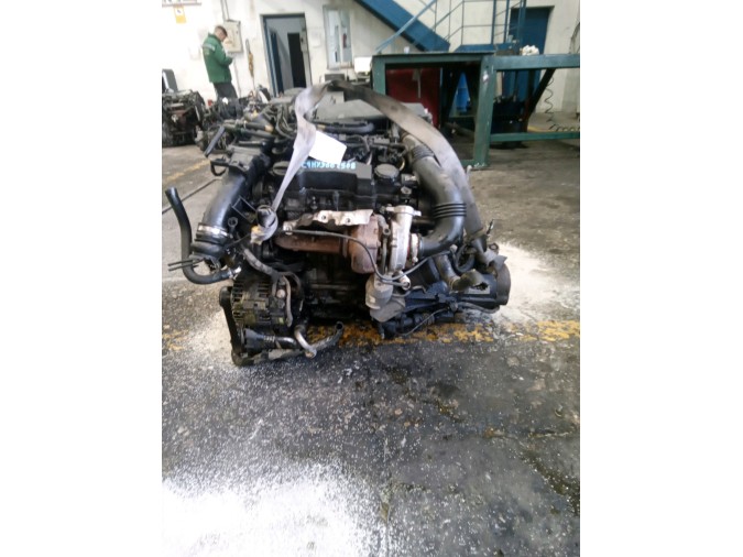 MOTOR CON ACCESORIOS Y CAJA DE CAMBIOS 