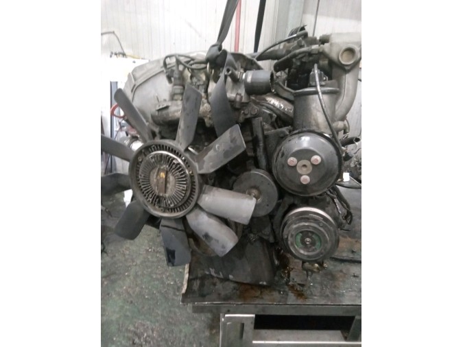 MOTOR CON ACCESORIOS SIN CAJA DE CAMBIOS MERCEDES C 220 1993