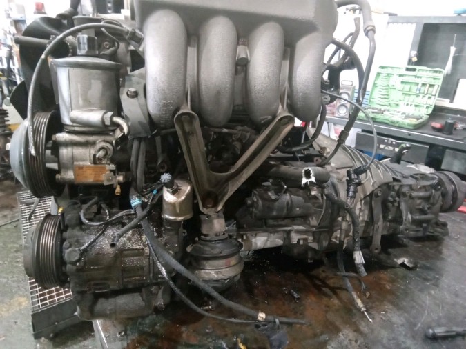 MOTOR CON ACCESORIOS SIN CAJA DE CAMBIOS MERCEDES C 220 1993