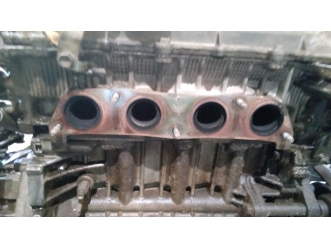 MOTOR CON ACCESORIOS Y CAJA DE CAMBIOS TOYOTA AVENSIS 2004