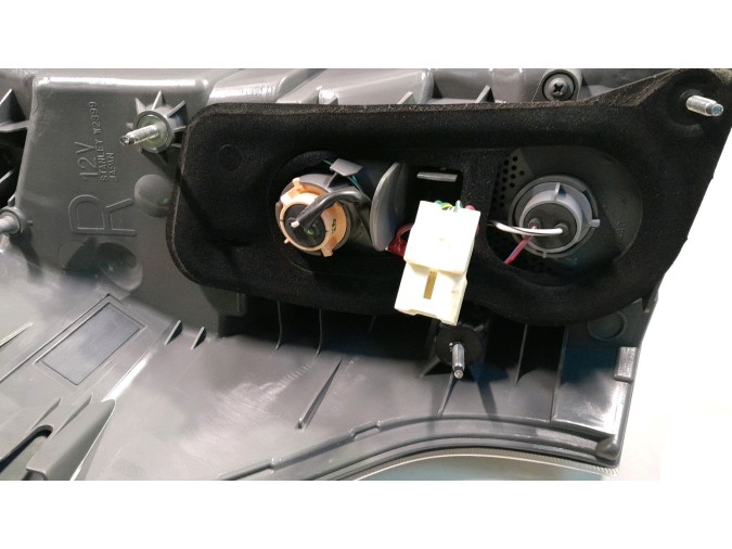 PILOTO TRASERO DERECHO TOYOTA PRIUS 2019