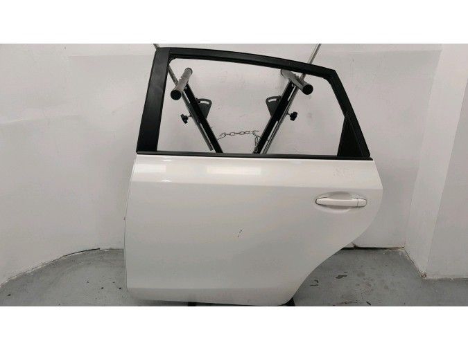 PUERTA TRASERA IZQUIERDA TOYOTA PRIUS BLANCA 2019
