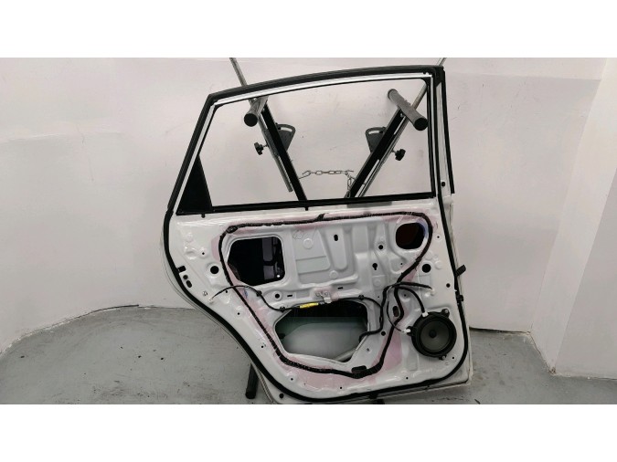 PUERTA TRASERA IZQUIERDA TOYOTA PRIUS BLANCA 2019