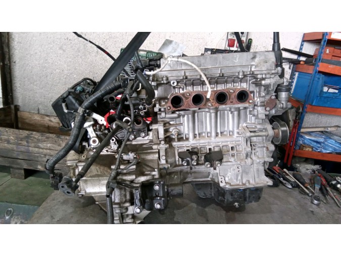 MOTOR CON ACCESORIOS Y CAJA DE CAMBIOS TOYOTA AURIS 2008