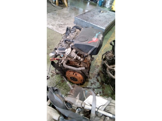 MOTOR CON ACCESORIOS SIN CAJA DE CAMBIOS VOLKSWAGEN POLO 1996