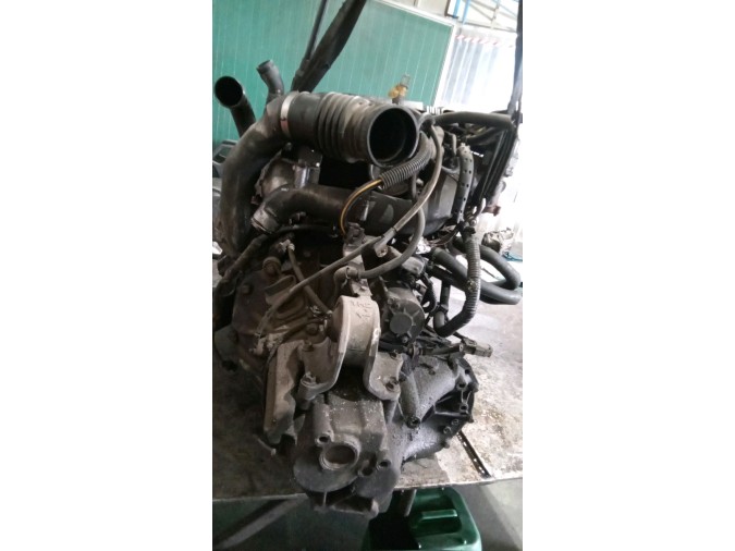 MOTOR CON ACCESORIOS Y CAJA DE CAMBIOS NISSAN TINO 2.2