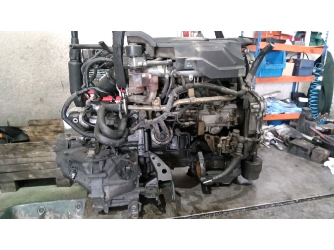 MOTOR CON ACCESORIOS Y CAJA DE CAMBIOS NISSAN TINO 2.2