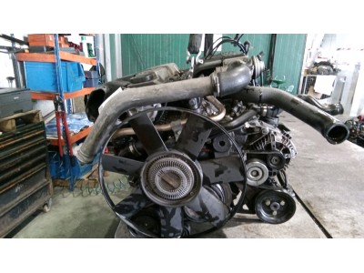 MOTOR CON ACCESORIOS Y CAJA DE CAMBIOS BMW 525