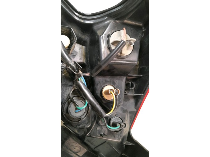 PILOTO TRASERO DERECHO NISSAN MICRA 2019