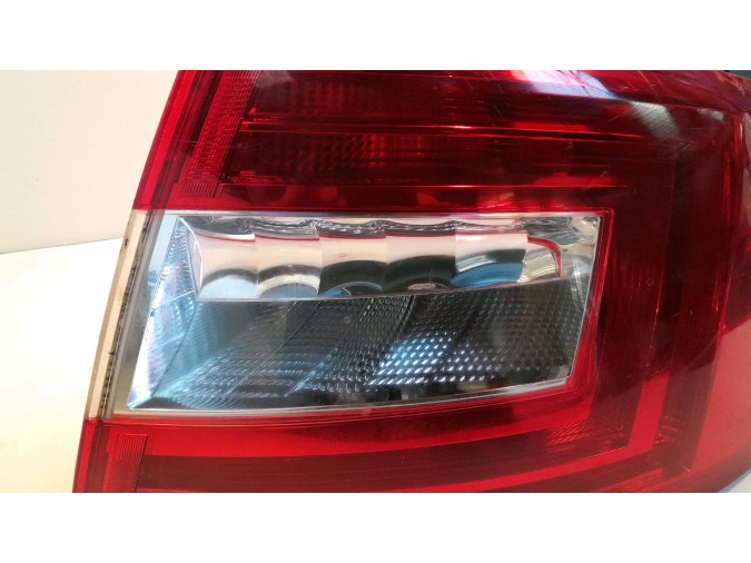 PILOTO TRASERO DERECHO SKODA OCTAVIA 2016