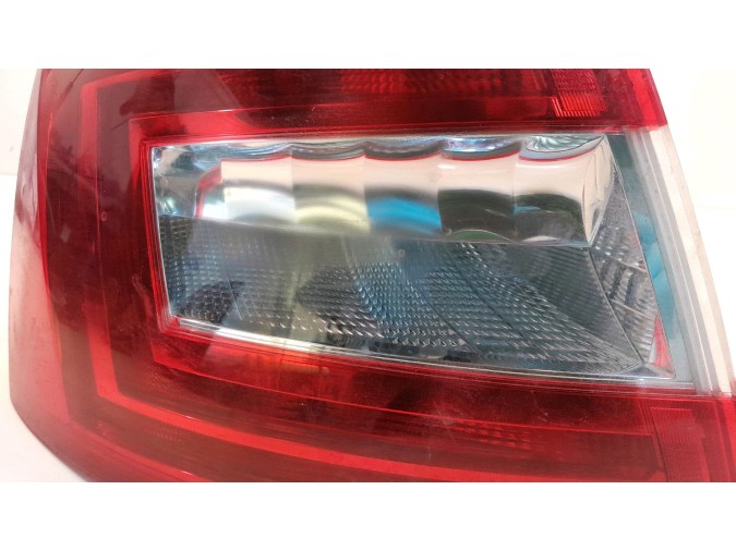 PILOTO TRASERO IZQUIERDO SKODA OCTAVIA 2016