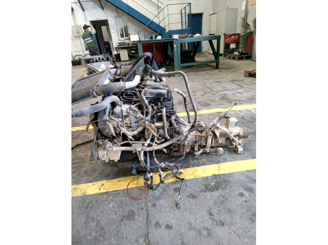 MOTOR CON ACCESORIOS Y CAJA DE CAMBIOS HYUNDAI H100 2002