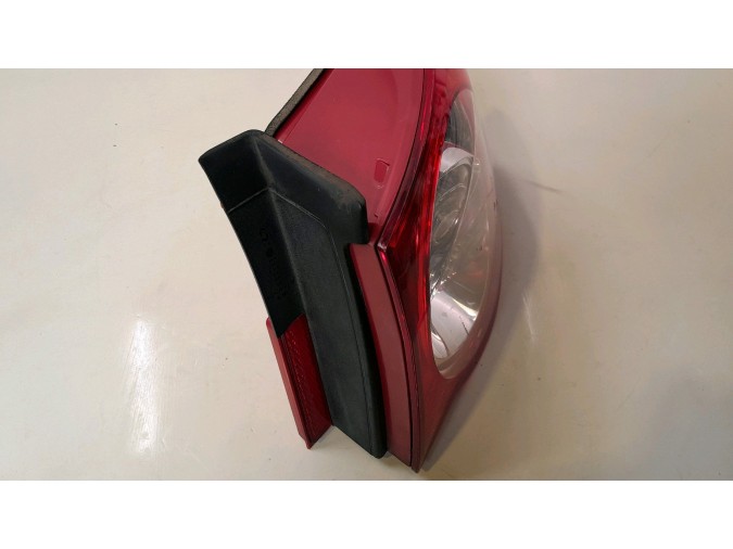 PILOTO TRASERO DERECHO VOLKSWAGEN PASSAT ROJO BLANCO 2006