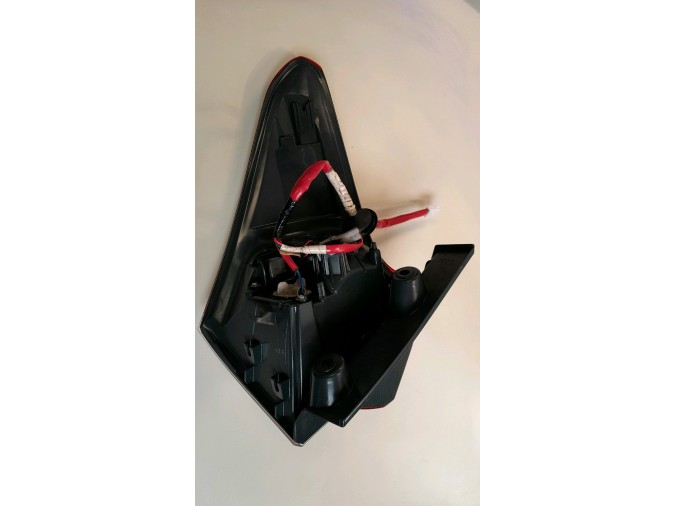 PILOTO TRASERO DERECHO TOYOTA AURIS 2016