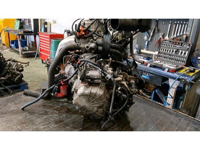 MOTOR CON ACCESORIOS Y CAJA DE CAMBIOS TOYOTA AVENSIS 1998