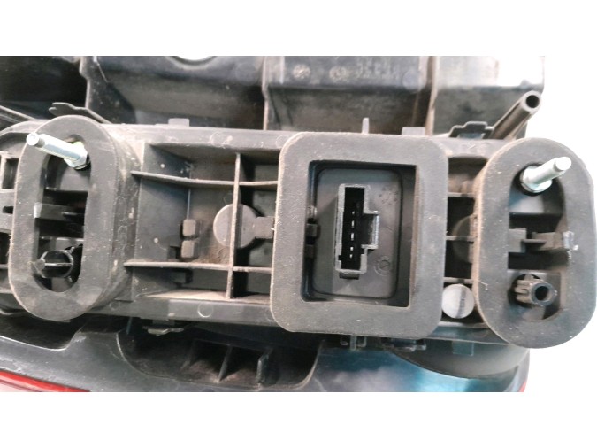 PILOTO TRASERO DERECHO DACIA DUSTER