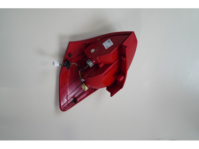 PILOTO TRASERO IZQUIERDO EXTERIOR KIA VENGA ROJO 2012