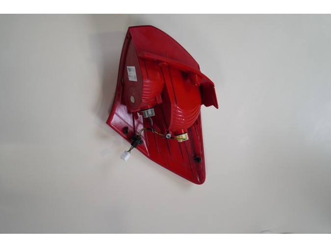 PILOTO TRASERO IZQUIERDO EXTERIOR KIA VENGA ROJO 2012