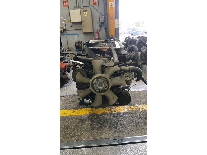 MOTOR CON ACCESORIOS Y CAJA DE CAMBIOS NISSAN TERRANO II 1999
