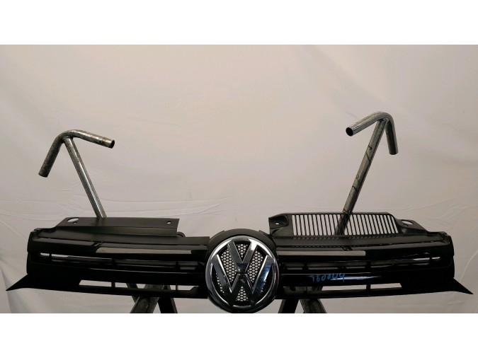 REJILLA DELANTERA VOLKSWAGEN GOLF NEGRA 2011