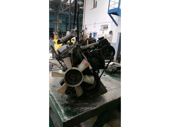 MOTOR CON ACCESORIOS Y CAJA DE CAMBIOS MERCEDES T1 208 D 2.3 1998