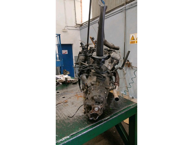 MOTOR CON ACCESORIOS Y CAJA DE CAMBIOS MERCEDES T1 208 D 2.3 1998