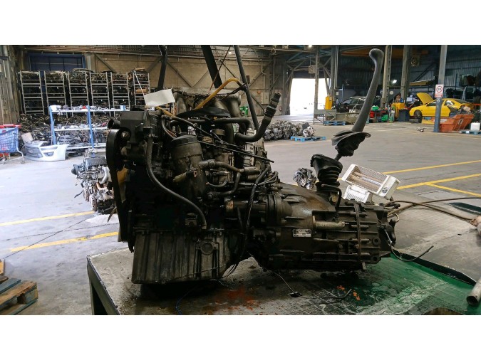 MOTOR CON ACCESORIOS Y CAJA DE CAMBIOS MERCEDES T1 208 D 2.3 1998