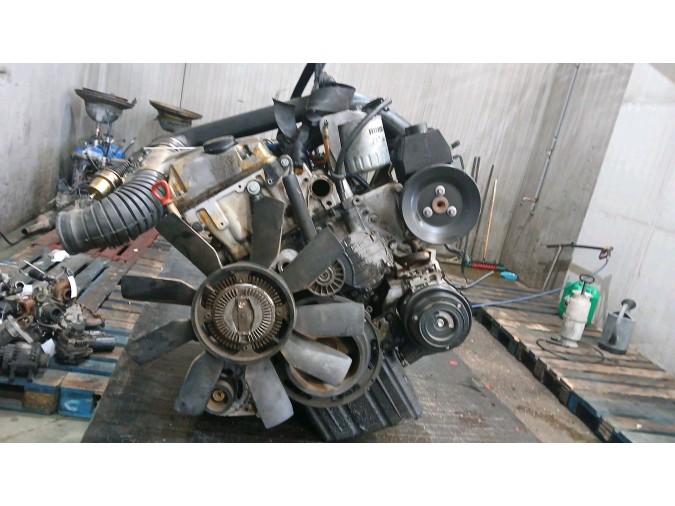 MOTOR CON ACCESORIOS Y CAJA DE CAMBIOS MERCEDES C 220 D