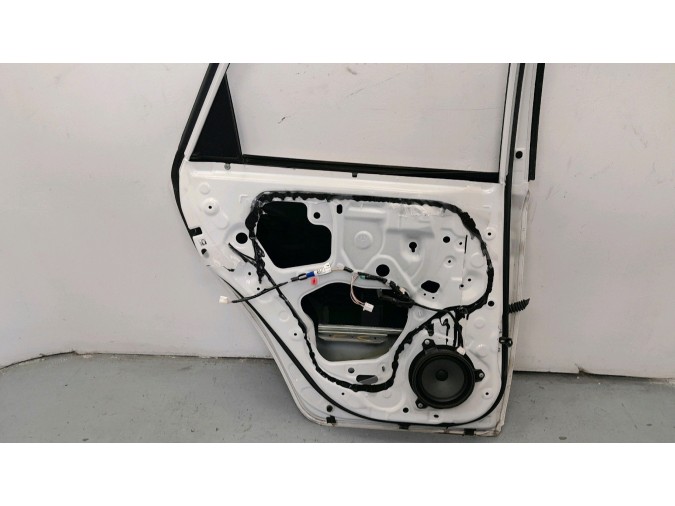 PUERTA TRASERA IZQUIERDA TOYOTA AURIS BLANCO 2016
