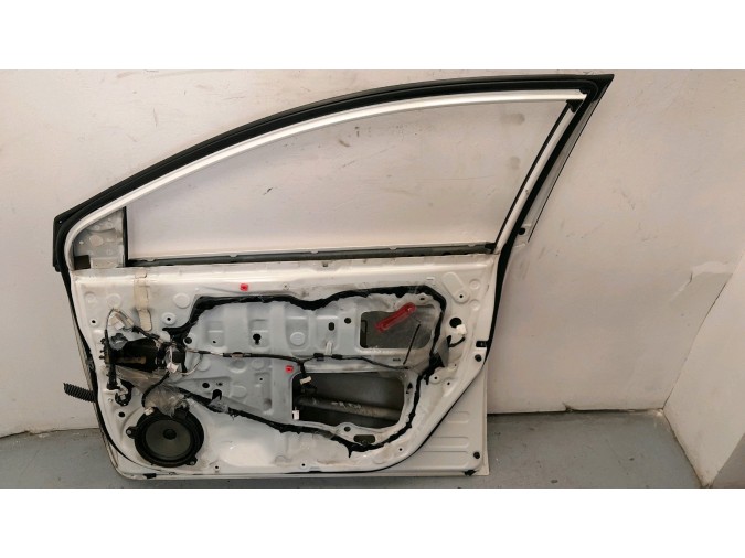 PUERTA DELANTERA DERECHA TOYOTA AURIS BLANCA 2016