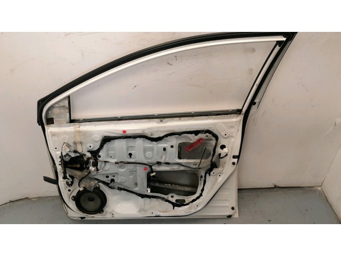 PUERTA DELANTERA DERECHA TOYOTA AURIS BLANCA 2016