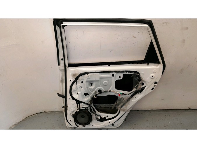 PUERTA TRASERA DERECHA TOYOTA AURIS BLANCA 2016
